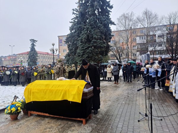 Віддав життя за Україну: у Ковелі попрощались з Героєм Романом Грушевінчуком