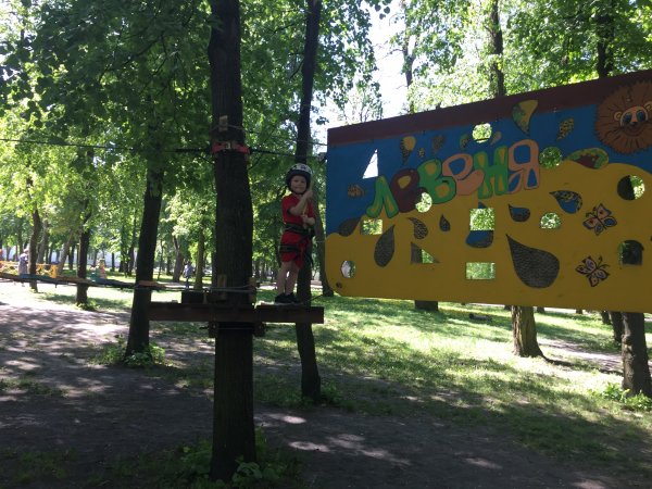 У міському парку Ковеля відкрив сезон мотузковий атракціон «Левеня»