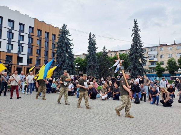 У Ковелі попрощалися із 27-річним старшим лейтенантом Артемом Кузьмичуком У Ковелі попрощалися із 27-річним старшим лейтенантом Артемом Кузьмичуком
