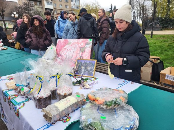 У Ковелі на Великодньому ярмарку зібрали майже 192 тисячі гривень для військових У Ковелі на Великодньому ярмарку зібрали майже 192 тисячі гривень для військових