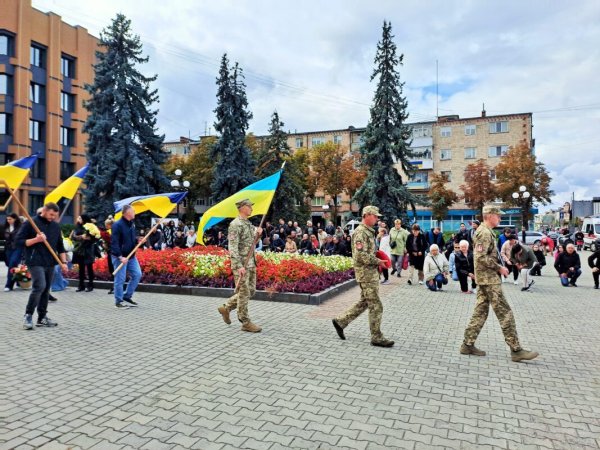 У Ковелі попрощалися з 33-річним морським піхотинцем Павлом Коломійчуком У Ковелі попрощалися з 33-річним морським піхотинцем Павлом Коломійчуком