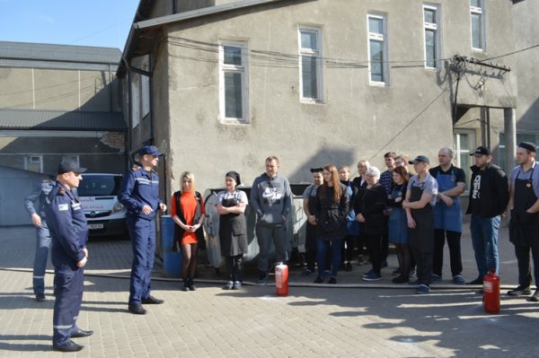 Пожежа в "Классіку". Персонал до приїзду рятувальників покинув приміщення ФОТО Пожежа в "Классіку". Персонал до приїзду рятувальників покинув приміщення ФОТО