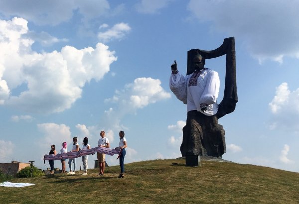 Фінал патріотичної акції "З Батьківщиною в серці" зібрав кількасот людей біля пам'ятника Кобзарю у Ковелі Фінал патріотичної акції "З Батьківщиною в серці" зібрав кількасот людей біля пам'ятника Кобзарю у Ковелі