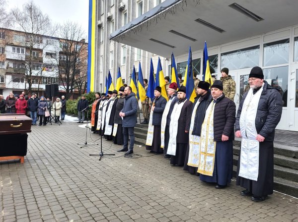 Обіцяв повернутись додому: ковельчани попрощались з Героєм Сергієм Оніщуком Обіцяв повернутись додому: ковельчани попрощались з Героєм Сергієм Оніщуком