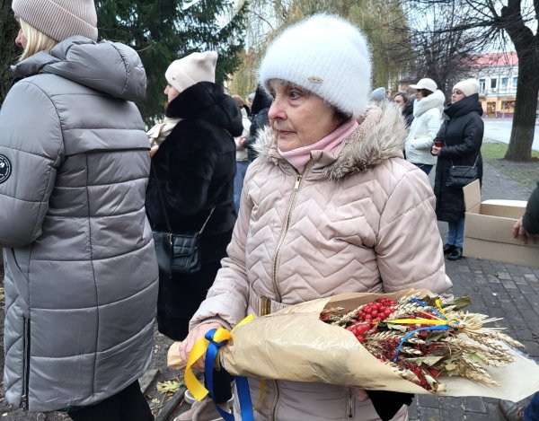 Запалили свічки та поклали символічні букети з колосками до меморіальної стели: у Ковелі вшанували пам’ять жертв голодоморів