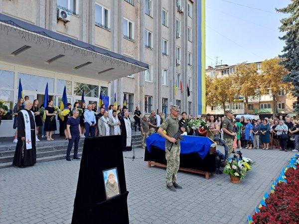 Назавжди в строю: ковельчани попрощались з Героєм Володимиром Гузем