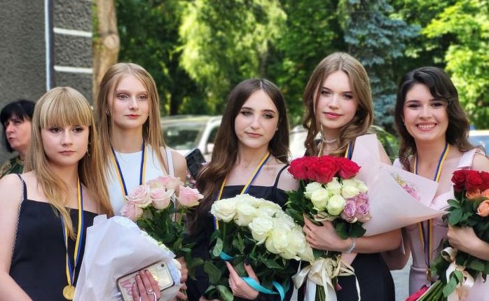 У Ковелі 69-ти найуспішнішим випускникам 2024 року вручили медалі