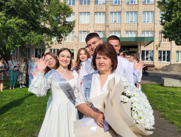 Це неймовірні моменти: для ковельських школярів пролунав останній дзвоник