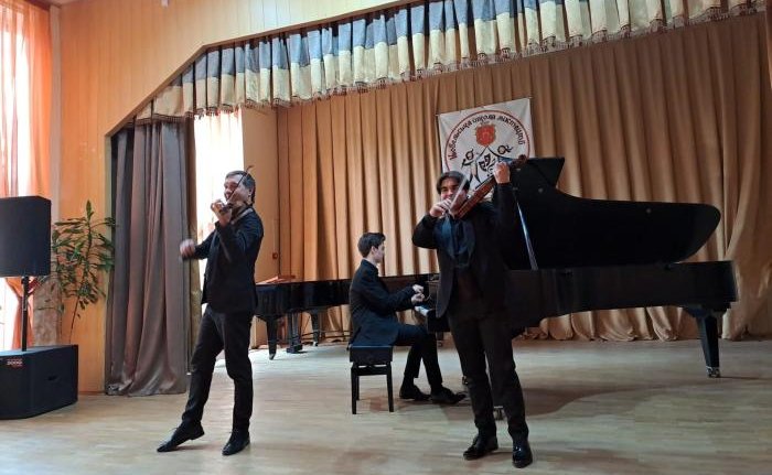 Неперевершений концерт віртуозів-музикантів: у Ковельській школі мистецтв виступила родина Шутко