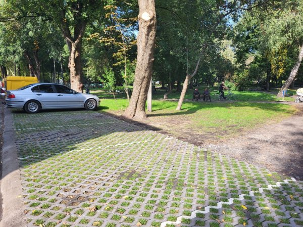 У Ковелі підприємці облаштовують доріжки у сквері Слави У Ковелі підприємці облаштовують доріжки у сквері Слави