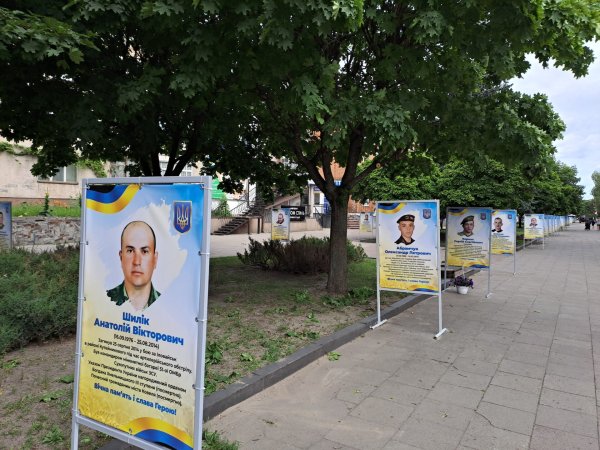 У Ковелі встановили банери з світлинами загиблих Героїв