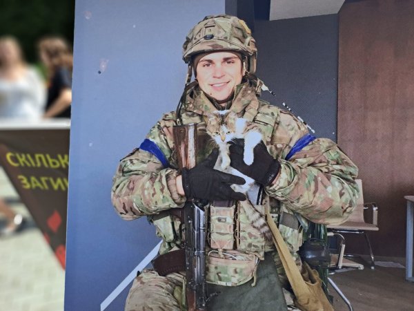 “Волю захисникам Маріуполя”: у Ковелі відбулась фотовиставка на підтримку полонених військових “Волю захисникам Маріуполя”: у Ковелі відбулась фотовиставка на підтримку полонених військових