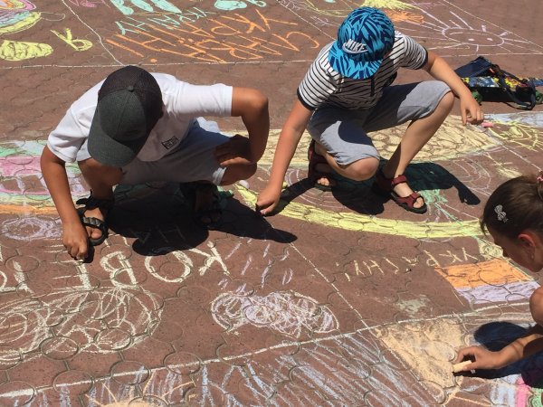 Юні ковельчани малювали рідне місто кольоровою крейдою ФОТО Юні ковельчани малювали рідне місто кольоровою крейдою ФОТО