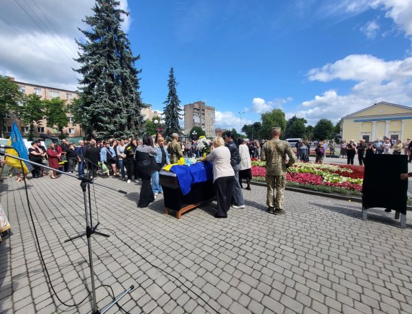 Довгий шлях до рідної землі: наша громада прощається з воїном Віктором Дорощуком, життя якого обірвалось у липні минулого року