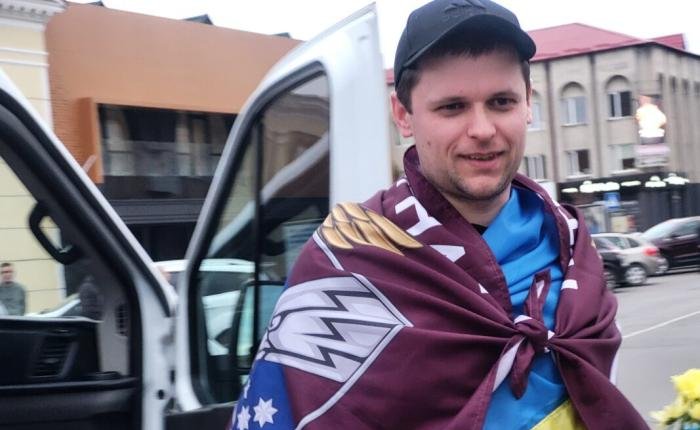 Ковель зустрів з полону військового Максима Муху