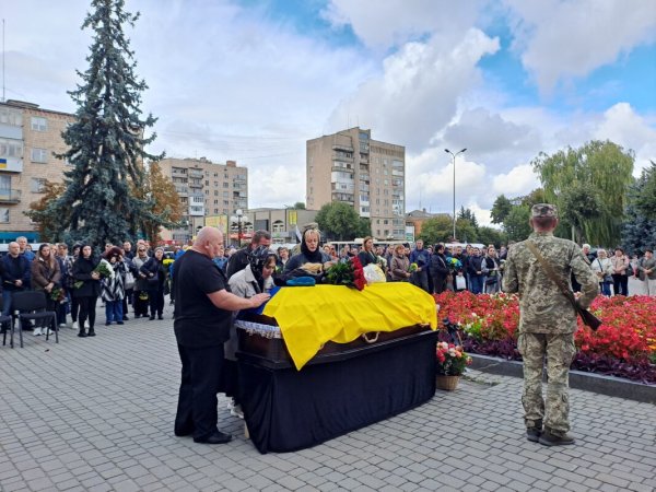У Ковелі попрощалися з 33-річним морським піхотинцем Павлом Коломійчуком У Ковелі попрощалися з 33-річним морським піхотинцем Павлом Коломійчуком
