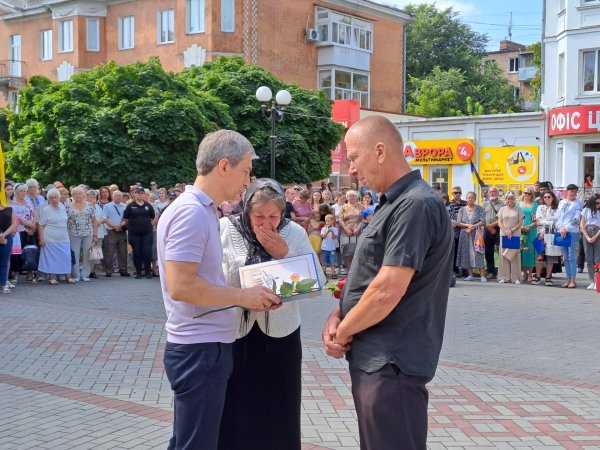 Міський голова Ігор Чайка під час урочистостей з нагоди Дня Державного Прапора України вручив відзнаки «Почесний громадянин міста Ковеля»