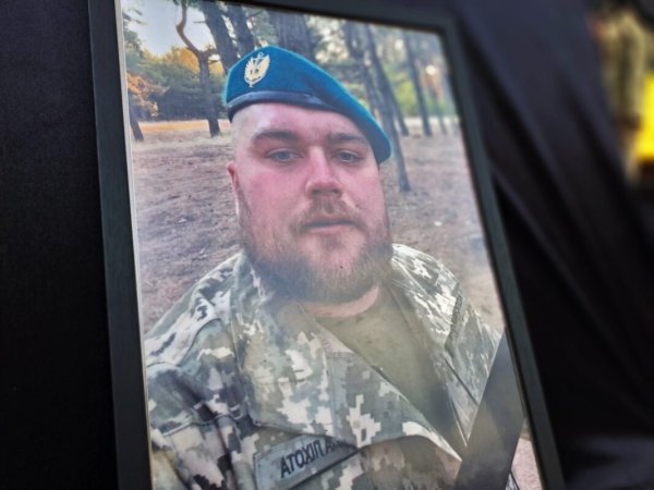 У Ковелі попрощалися з 33-річним морським піхотинцем Павлом Коломійчуком У Ковелі попрощалися з 33-річним морським піхотинцем Павлом Коломійчуком