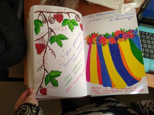 Ковельчани продовжують вишивати велетенську сорочку Кобзарю Ковельчани продовжують вишивати велетенську сорочку Кобзарю