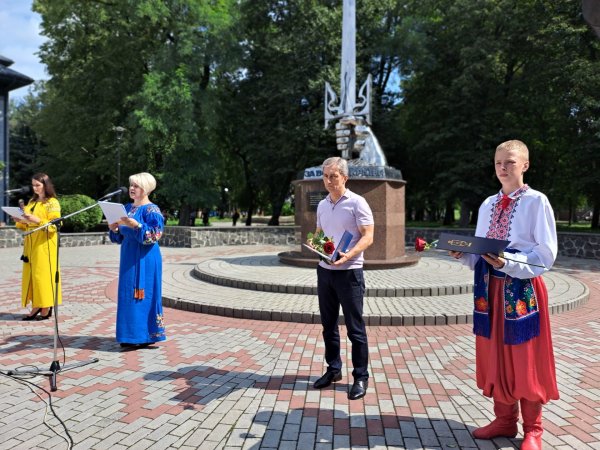 Міський голова Ігор Чайка під час урочистостей з нагоди Дня Державного Прапора України вручив відзнаки «Почесний громадянин міста Ковеля»