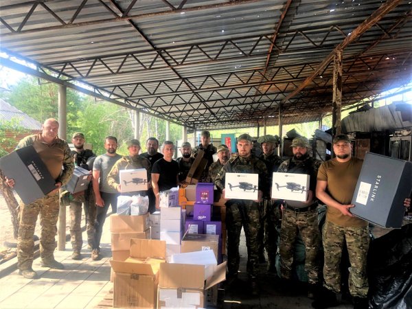 Міський голова Ігор Чайка разом зі своїми заступниками побували на сході, передали автомобілі та іншу допомогу військовим