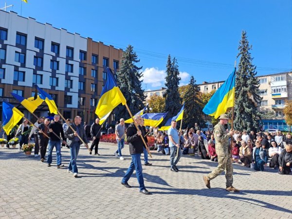 Навіки в строю: у Ковелі попрощалися із 37-річним воїном Дмитром Бондаруком Навіки в строю: у Ковелі попрощалися із 37-річним воїном Дмитром Бондаруком