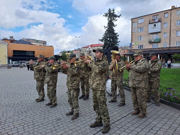 У Ковелі попрощалися з 33-річним морським піхотинцем Павлом Коломійчуком У Ковелі попрощалися з 33-річним морським піхотинцем Павлом Коломійчуком