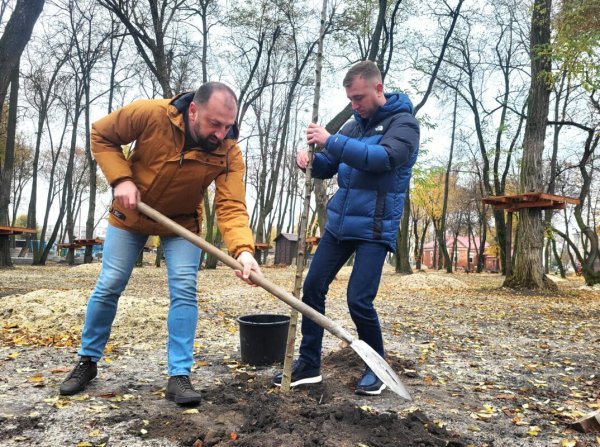 У парку Лесі Українки розпочали роботи з озеленення У парку Лесі Українки розпочали роботи з озеленення