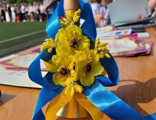 Це неймовірні моменти: для ковельських школярів пролунав останній дзвоник