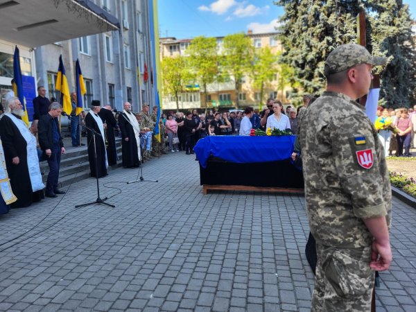 Ковельська громада провела в останню земну дорогу Героя Віктора Батюшкіна