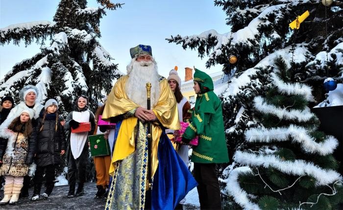 У національних кольорах: у Ковелі урочисто відкрили головну ялинку громади
