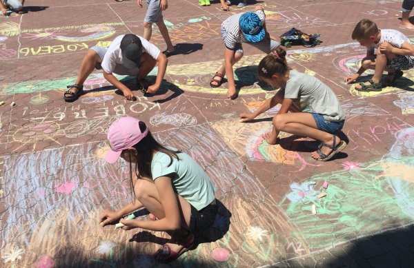 Юні ковельчани малювали рідне місто кольоровою крейдою ФОТО Юні ковельчани малювали рідне місто кольоровою крейдою ФОТО