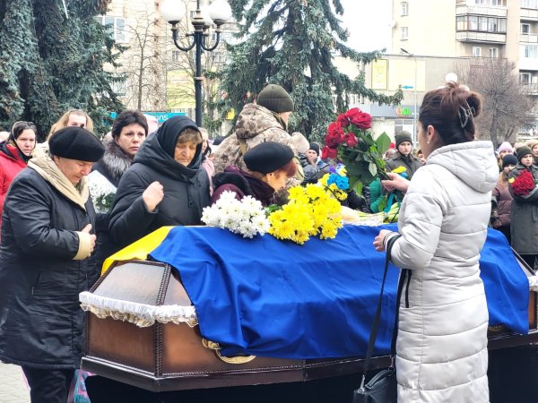 Прощавай, «Батя»: у Ковелі віддали останню шану воїну, захиснику, Герою Володимиру Крисюку Прощавай, «Батя»: у Ковелі віддали останню шану воїну, захиснику, Герою Володимиру Крисюку