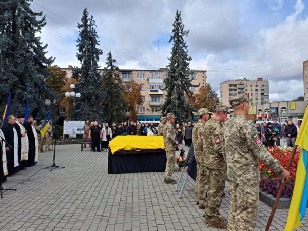 У Ковелі попрощалися з 33-річним морським піхотинцем Павлом Коломійчуком У Ковелі попрощалися з 33-річним морським піхотинцем Павлом Коломійчуком