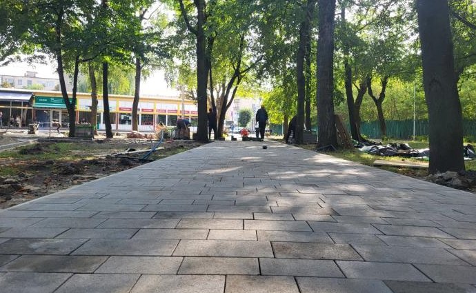 У Ковелі підприємці облаштовують доріжки у сквері Слави