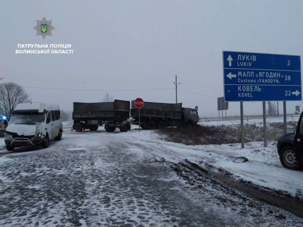 Ускладнення погодних умов вже дає негативні результати на дорогах