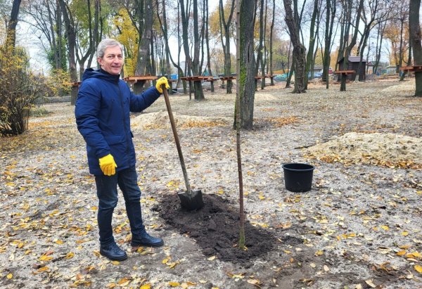 У парку Лесі Українки розпочали роботи з озеленення У парку Лесі Українки розпочали роботи з озеленення