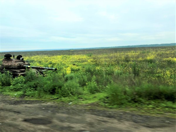 Міський голова Ігор Чайка разом зі своїми заступниками побували на сході, передали автомобілі та іншу допомогу військовим