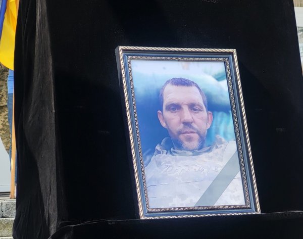 Довгий шлях до рідної землі: наша громада прощається з воїном Віктором Дорощуком, життя якого обірвалось у липні минулого року