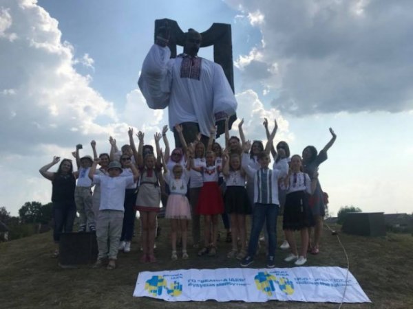 Фінал патріотичної акції "З Батьківщиною в серці" зібрав кількасот людей біля пам'ятника Кобзарю у Ковелі Фінал патріотичної акції "З Батьківщиною в серці" зібрав кількасот людей біля пам'ятника Кобзарю у Ковелі