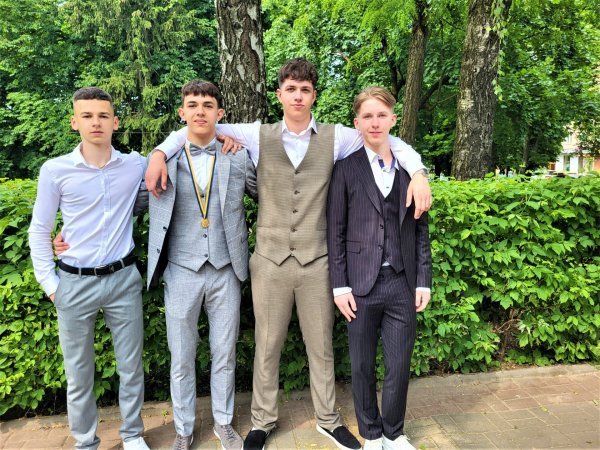 Випускникам ліцею №3 імені Лесі Українки вручили свідоцтва про здобуття повної загальної середньої освіти Випускникам ліцею №3 імені Лесі Українки вручили свідоцтва про здобуття повної загальної середньої освіти