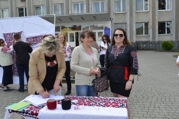 У день вишиванки ковельчани оздоблювали велетенську сорочку для Кобзаря У день вишиванки ковельчани оздоблювали велетенську сорочку для Кобзаря