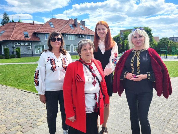 Біля пам’ятника Тарасу Шевченку у барвистих вишиванках мешканці міста створили назву «Ковель»