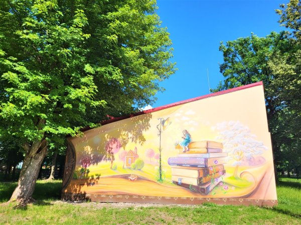 «Дівчинка на книгах»: у Ковелі на стіні дитячої бібліотеки створили мурал