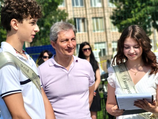 Це неймовірні моменти: для ковельських школярів пролунав останній дзвоник