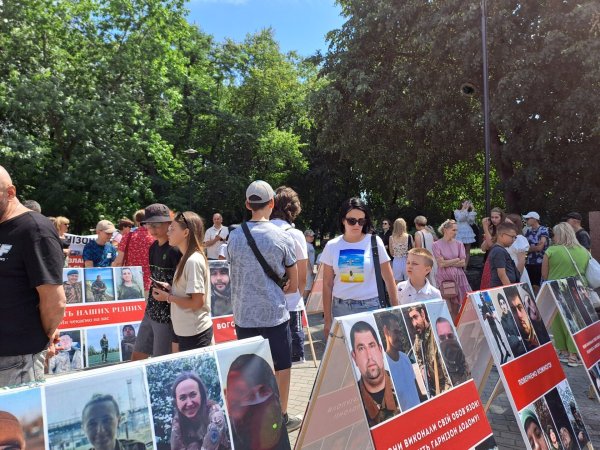 “Волю захисникам Маріуполя”: у Ковелі відбулась фотовиставка на підтримку полонених військових “Волю захисникам Маріуполя”: у Ковелі відбулась фотовиставка на підтримку полонених військових