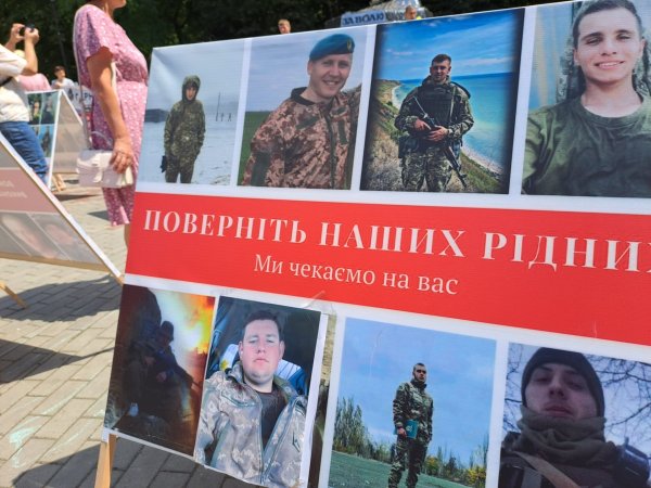 “Волю захисникам Маріуполя”: у Ковелі відбулась фотовиставка на підтримку полонених військових “Волю захисникам Маріуполя”: у Ковелі відбулась фотовиставка на підтримку полонених військових