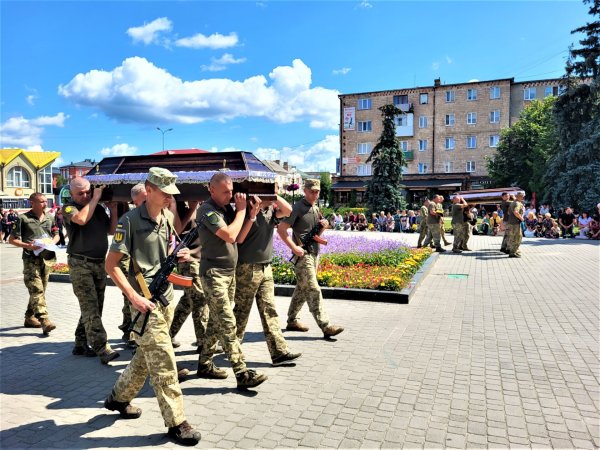 Їх струни земного життя обірвала війна: у Ковелі провели в останню дорогу Володимира Лучиновича та Олександра Берегу