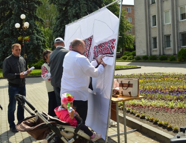 У день вишиванки ковельчани оздоблювали велетенську сорочку для Кобзаря У день вишиванки ковельчани оздоблювали велетенську сорочку для Кобзаря