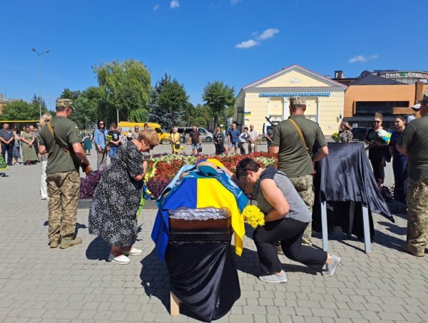 Ковельська громада попрощалася із захисником Ігорем Хомичем Ковельська громада попрощалася із захисником Ігорем Хомичем